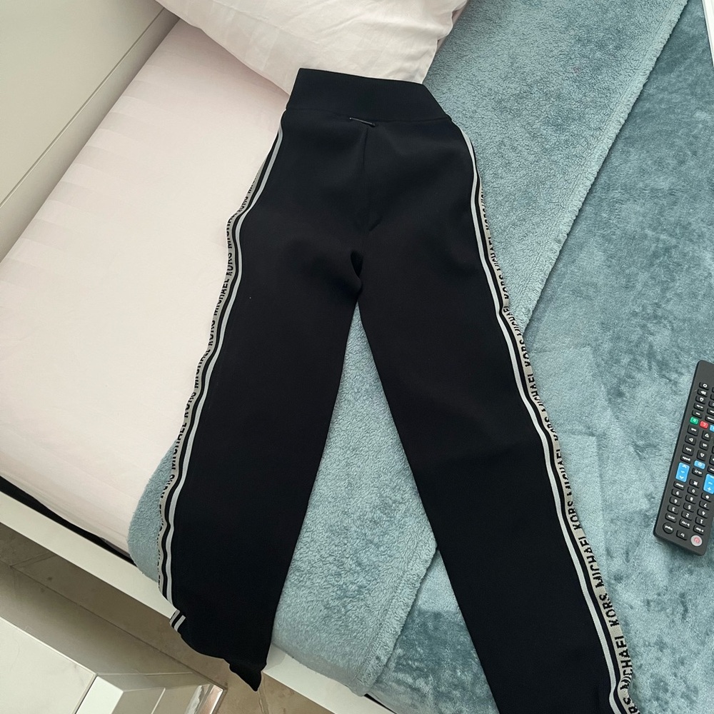 selling a michael kors nylon leggings in size xxs. xxs fits like a xsmall.